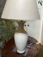 Eine grosse Lampen mit Schirm Keramik glänzend lackiert
