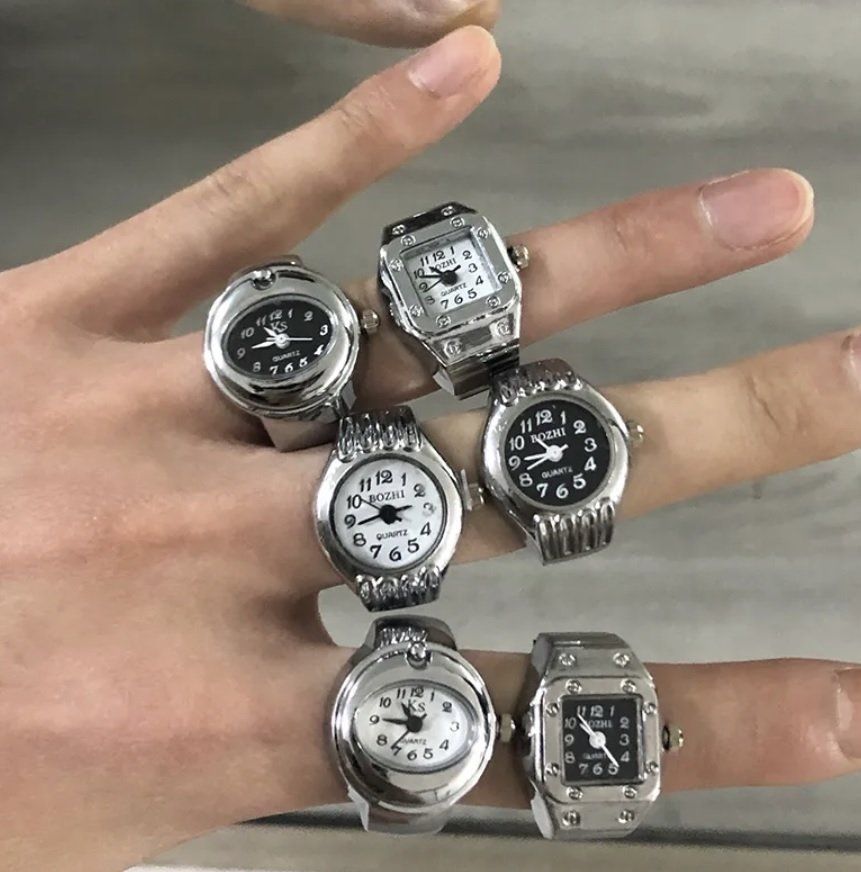 Anelli: Uhr Ring originelles Design - verstellbare Größe – Nuovo e nell'imballaggio originale da Gurmels venduto da Swisspod