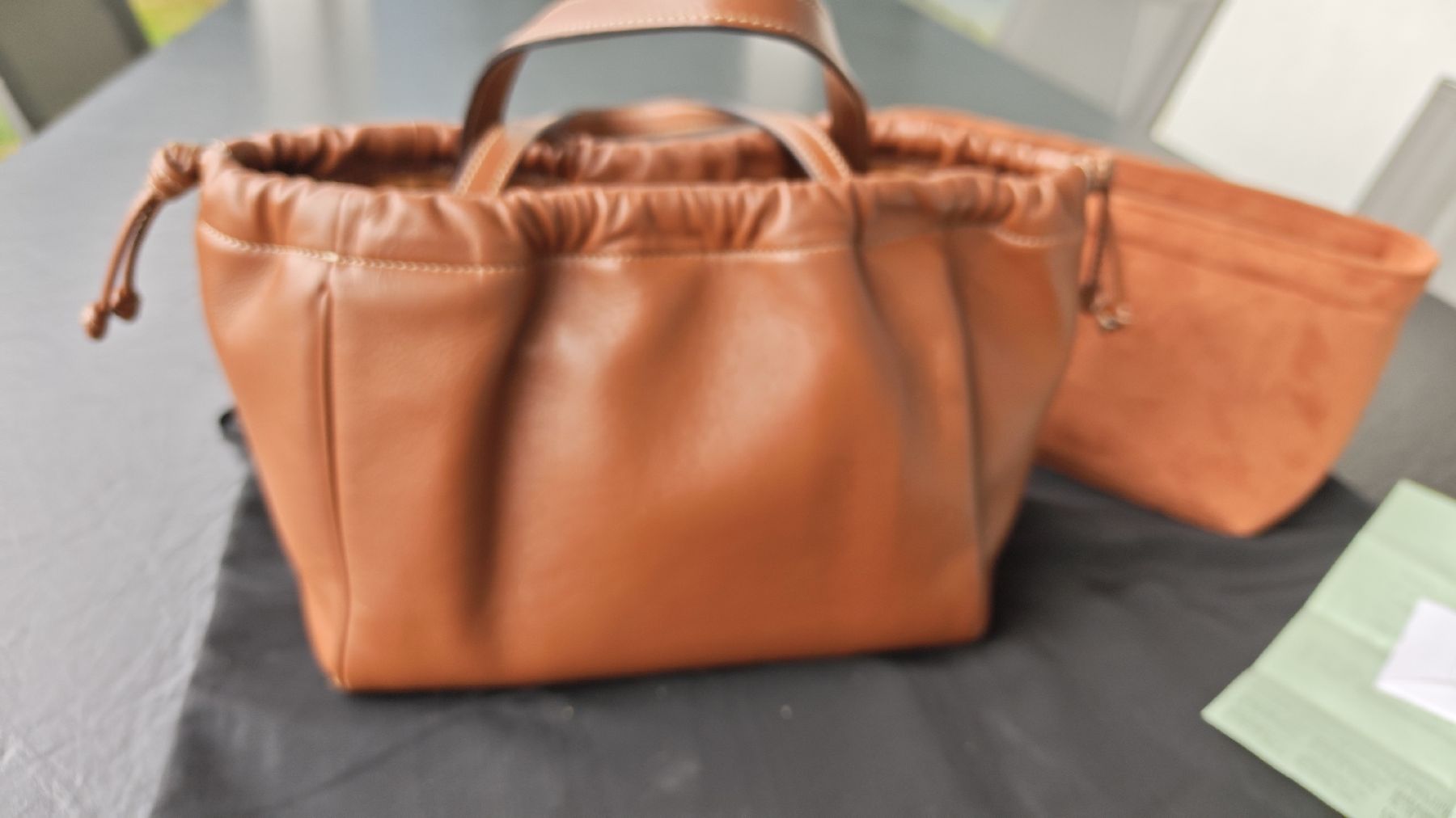 Celine Borse da donna: Celine Cuir Triomphe Cabas Drawstring Small – Usato da Lommis venduto da loqi 2