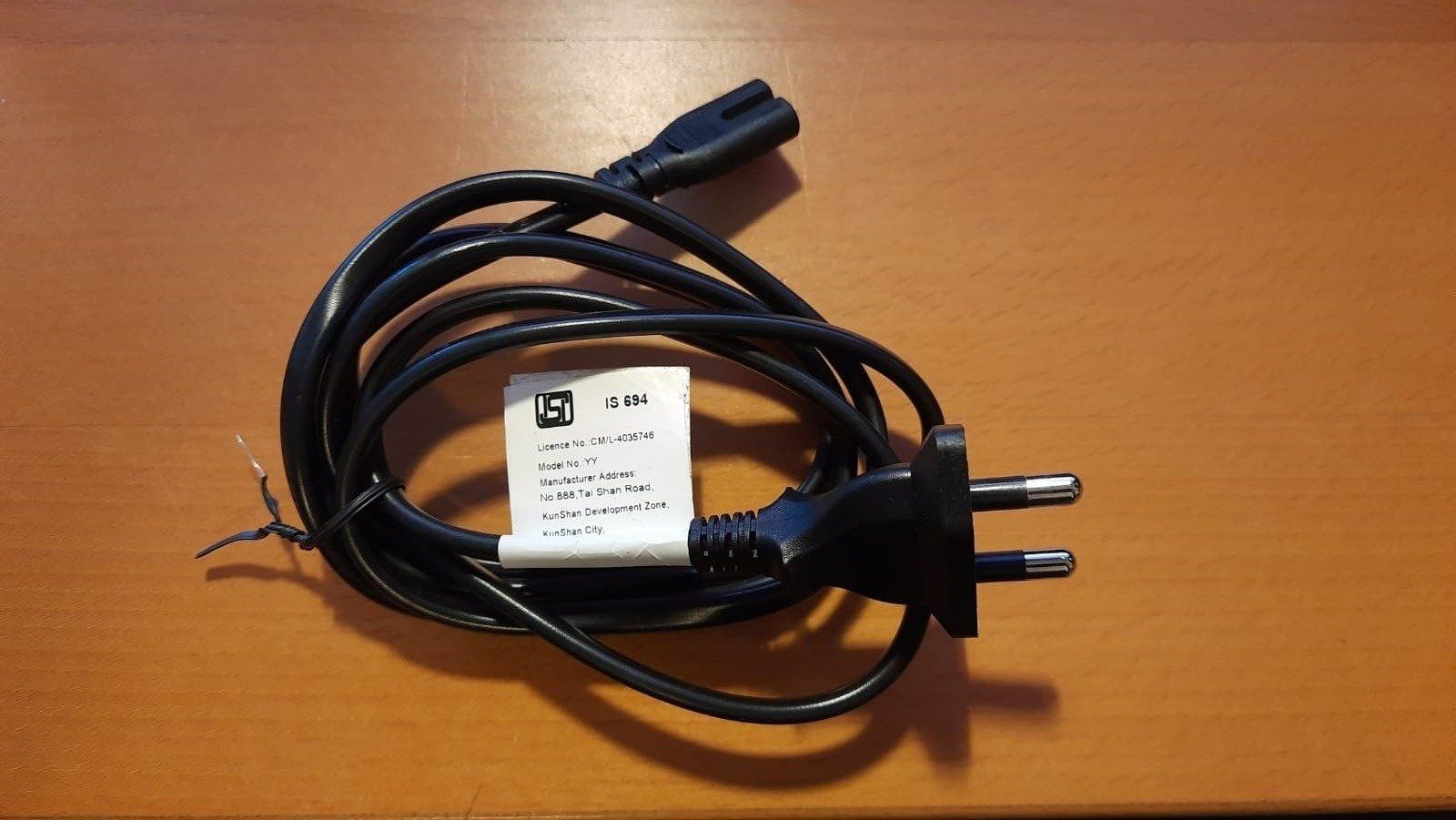 Câbles: Kabel Stecker Typ C auf C7-Stecker, 1.5 Meter Länge – D'occasion à Zürich par balin777