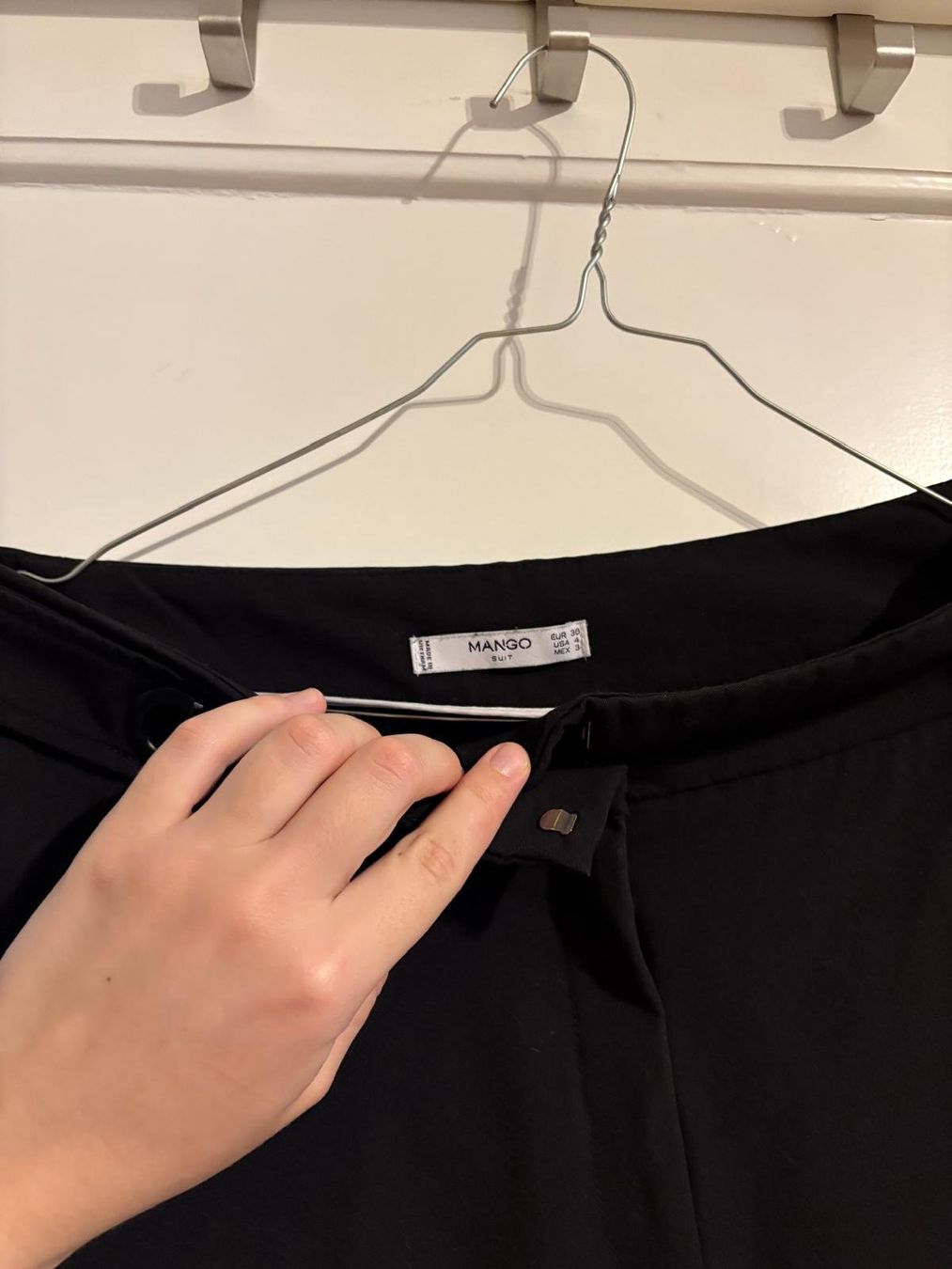 Mango Hosen: Schwarze Anzughose von Mango – Gebraucht aus Zürich von mil_d5v9 1