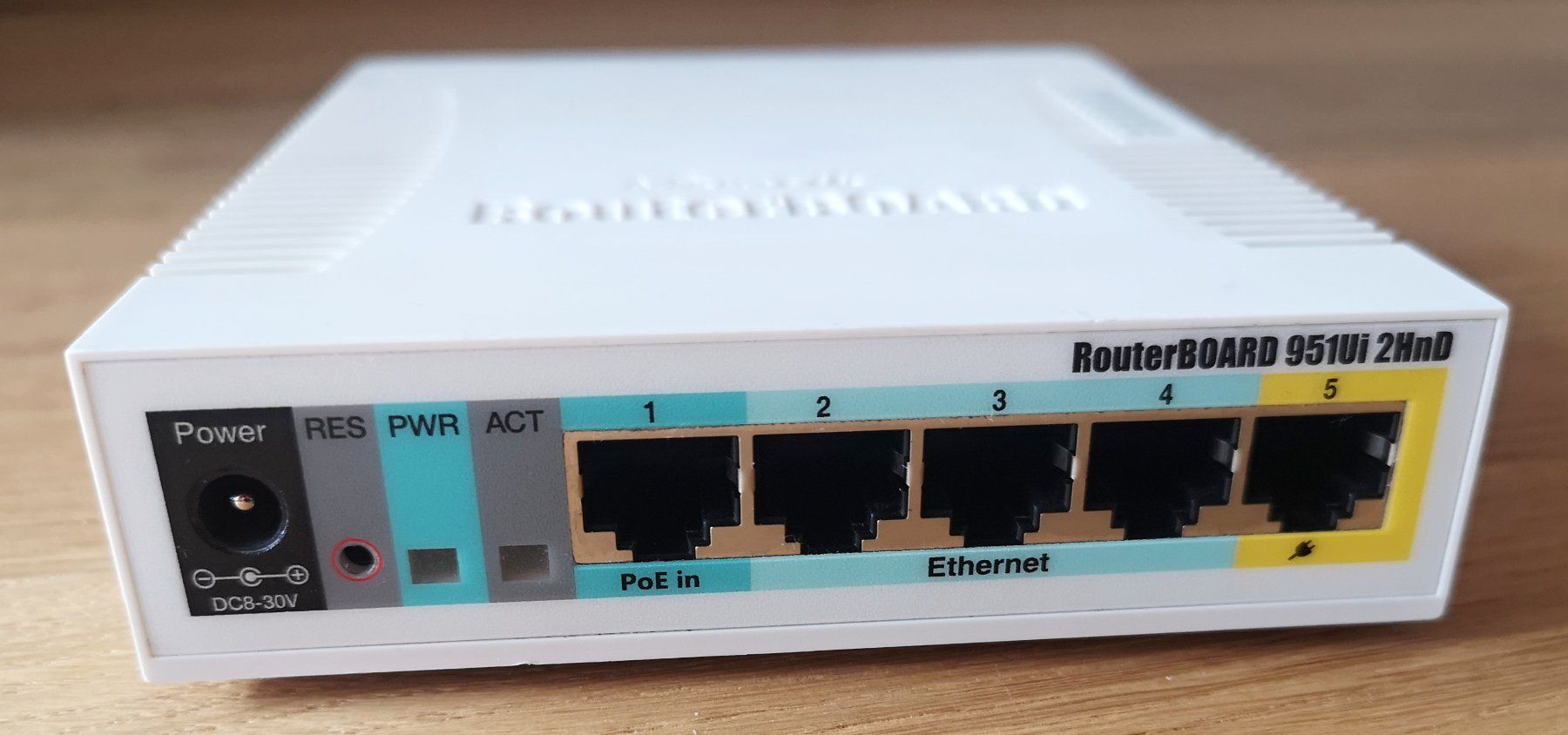 Mikrotik Modem & Router: Mikrotik Wireless Router RB951Ui 2HnD – Usato da St. Gallen venduto da w-mall 1
