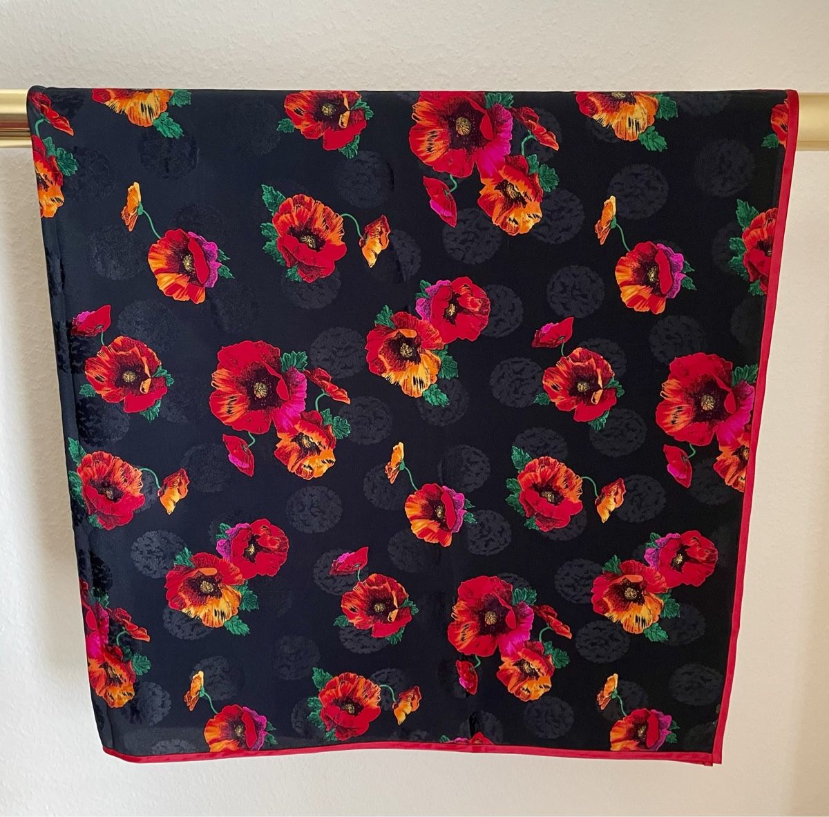 Foulards, Tücher & Schals: Schwarzes grosses Seiden-Tuch mit rotem Mohnblumenmuster – Gebraucht aus Zürich von Popcorn-Vintage 1