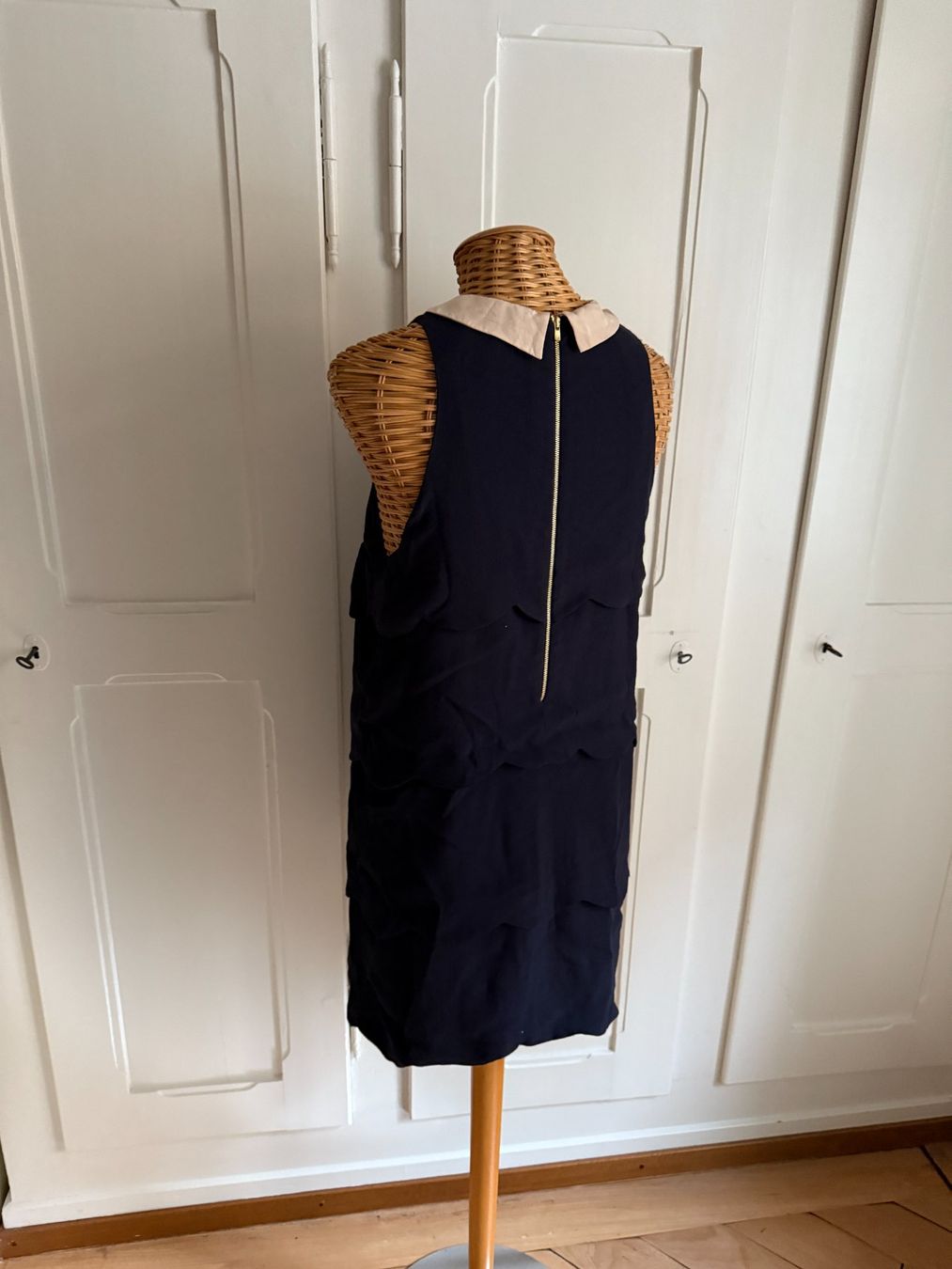 Sandro Vestiti: SANDRO - Volants Kleid mit Bubikragen 40 – Usato da Zürich venduto da Diazaio 2