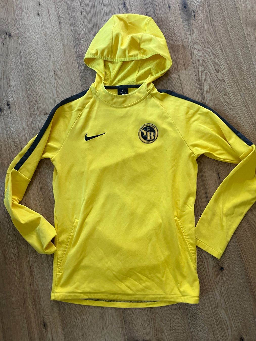 Nike Maglioni & Felpe: Nike Kapuzenpullover BSC Young Boys - S – Usato da Utzenstorf venduto da plus01