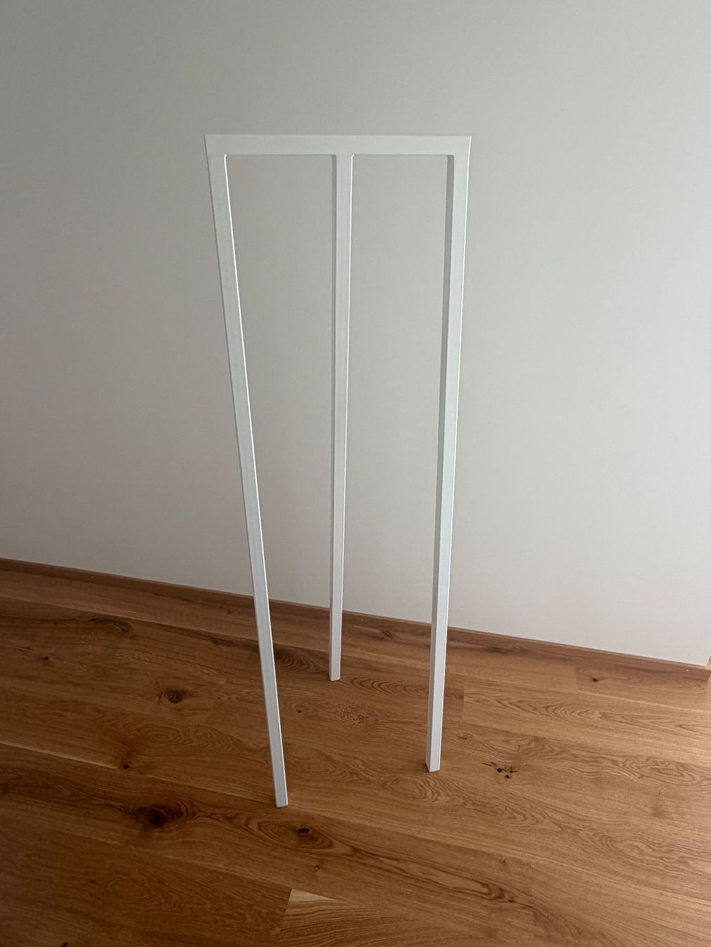 Hay Guardaroba: Hay Loop Stand - Garderobe Kleiderständer - weiss – Usato da Brunnen venduto da Soho3Q