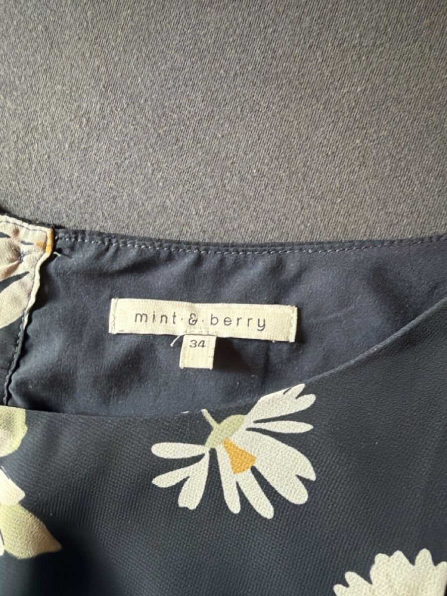Robes: Kleid mit Blumenmuster dunkelblau – D'occasion à Sumiswald par M85G 1
