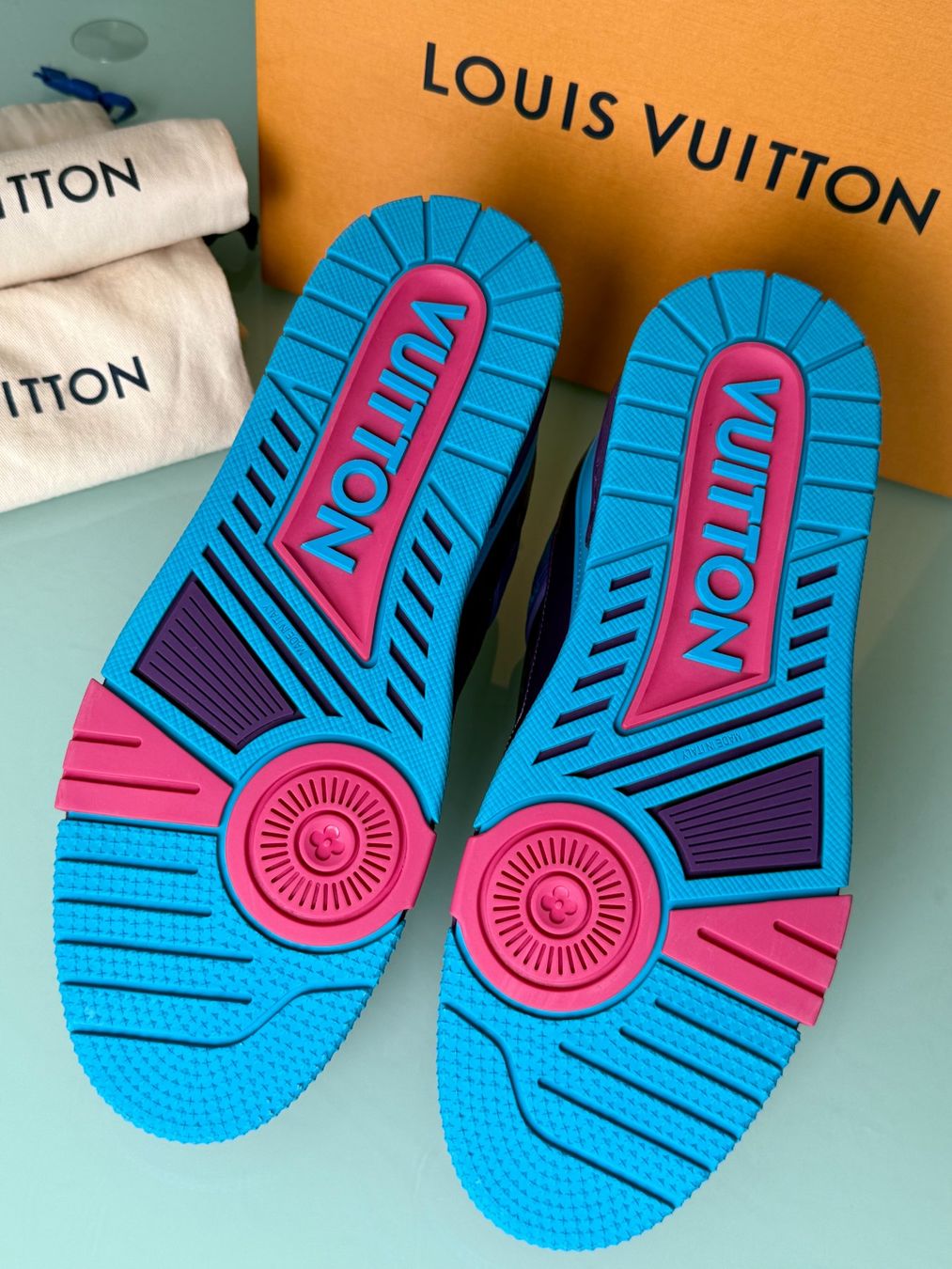 Louis Vuitton Scarpe da uomo: LOUIS VUITTON Lv Trainer Glänzendem Monogram Sneaker 44 NEUE – Nuovo (secondo la descrizione) da Kreuzlingen venduto da kruezbiz 5