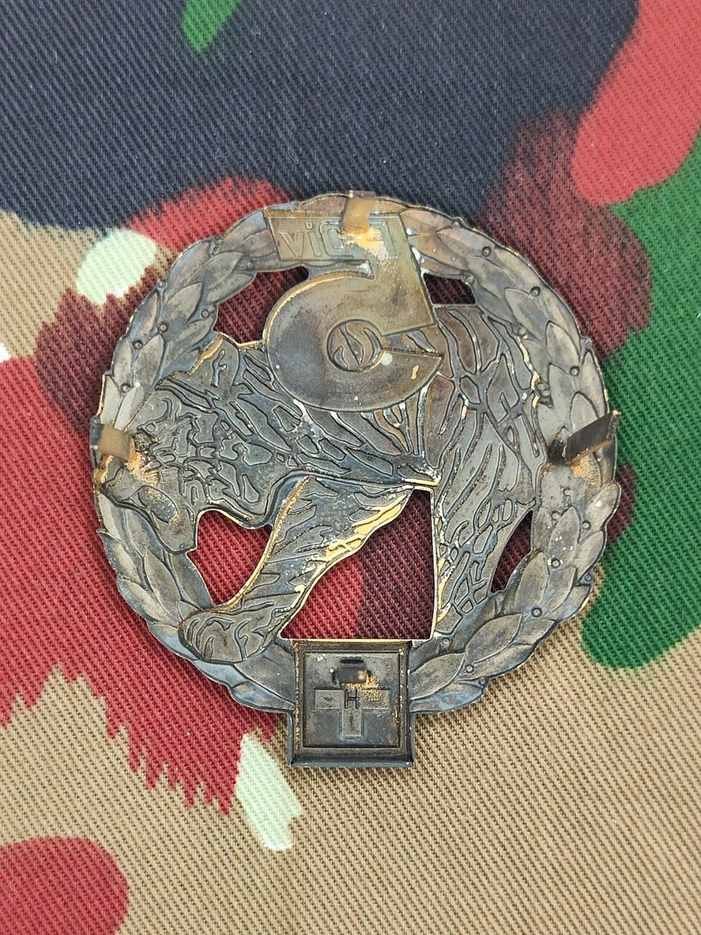 Schweizer Armee Placchette & Badge: Béretemblem Felddivision 5 Goldkranz, neu – Nuovo (secondo la descrizione) da Bauma venduto da SwissMilitaria 1