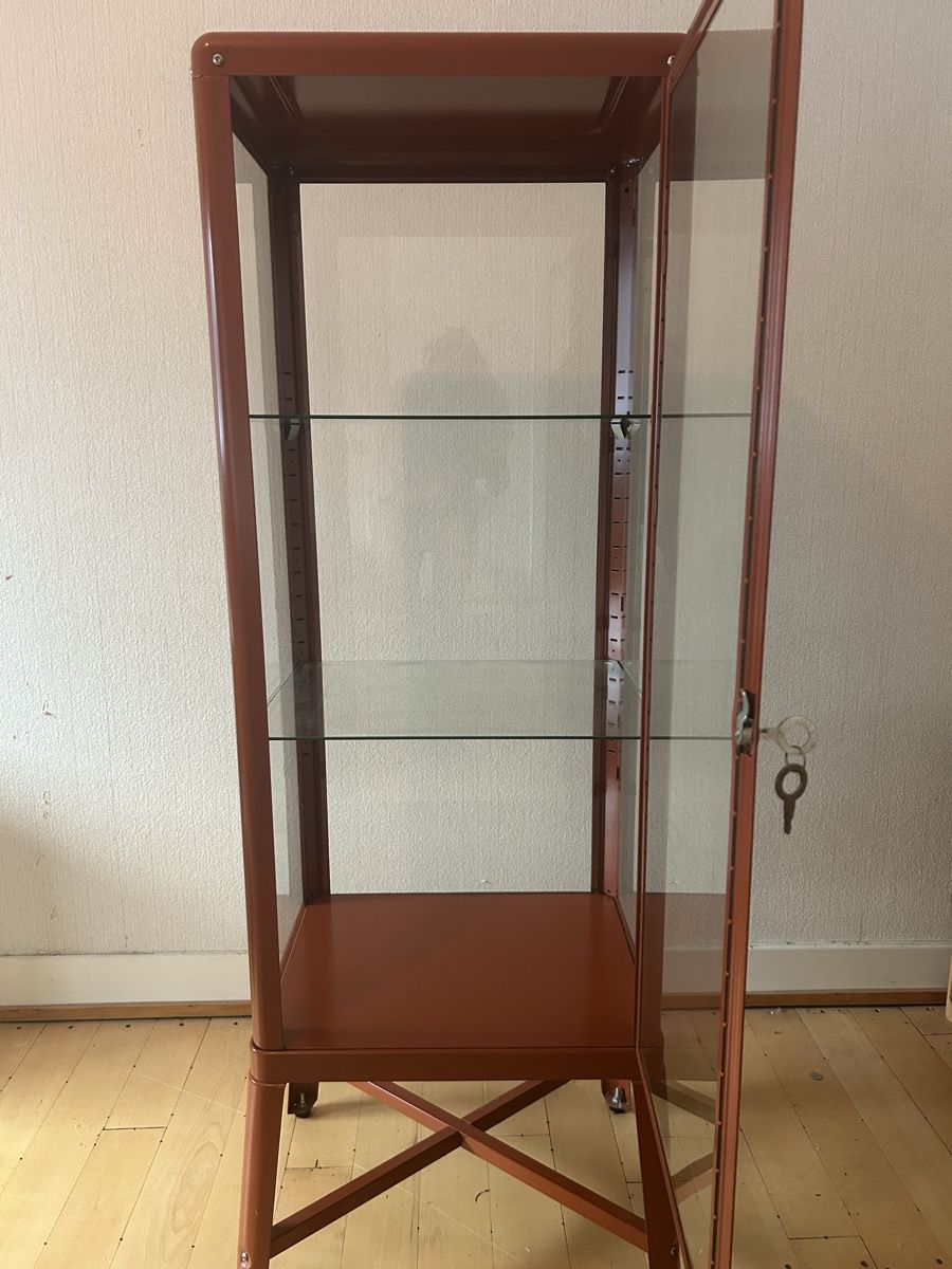 Vitrines: Ikea Vitrinenschrank FABRIKÖR in rot – D'occasion à zürich par lis_9nv5 1