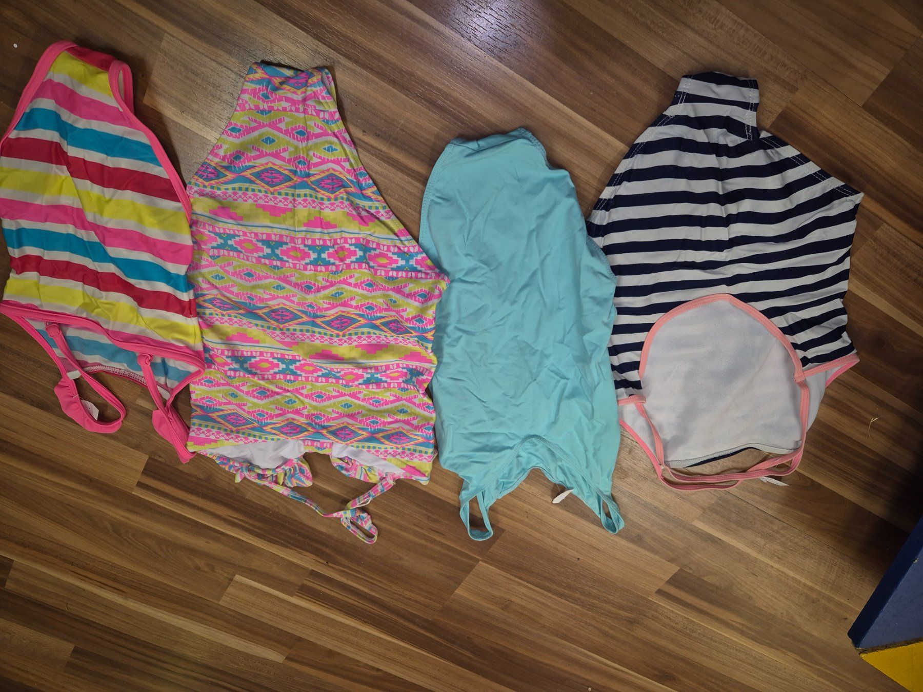 Costumi da bagno & Bikini: 1Badeanzug nach Wahl gr 116 128 oder 152 K2 – Usato da Schwarzenburg venduto da flamingo1970 1