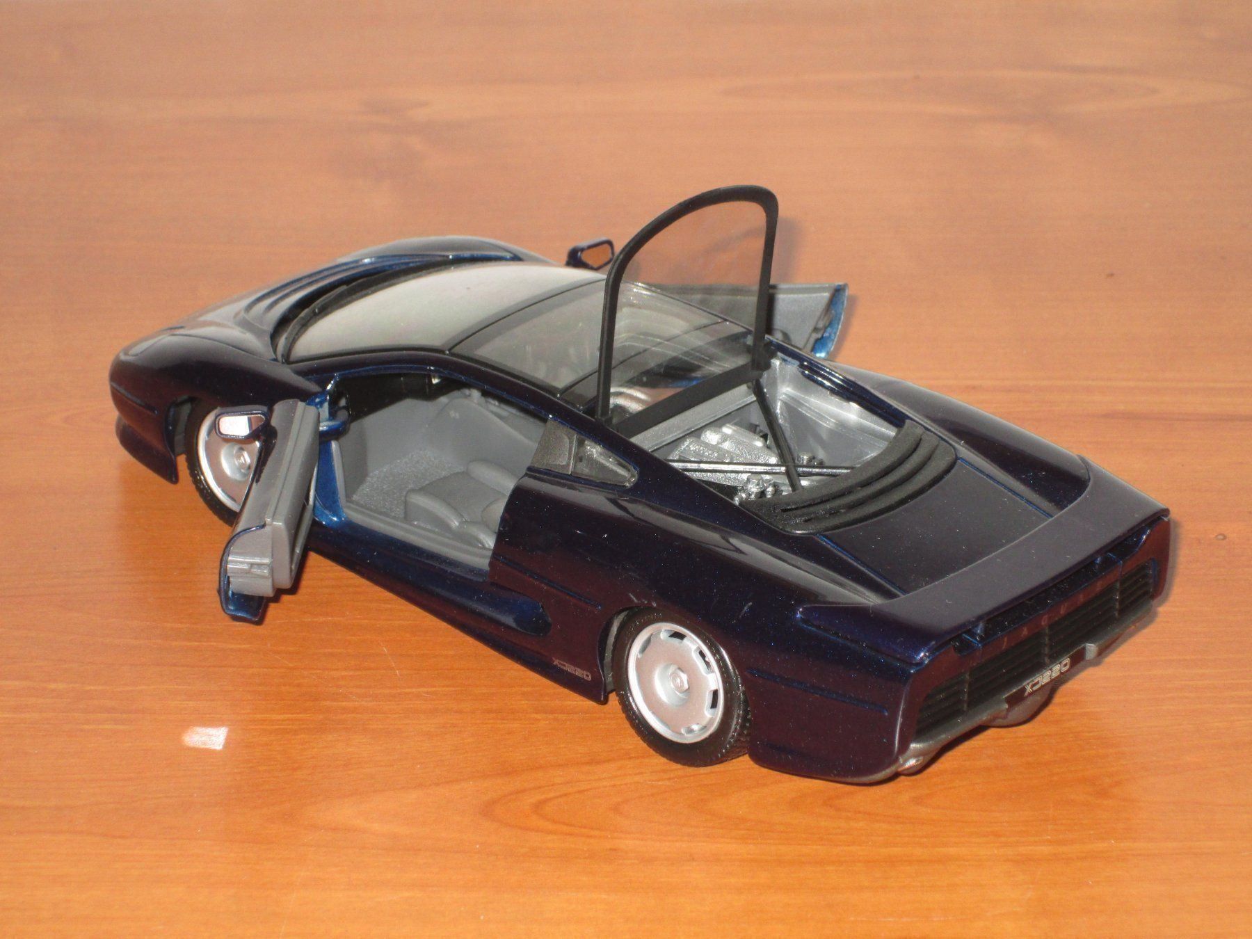 Maisto Modellini d'auto: Maisto JaguarXJ220  1/24 – Usato da Bonfol venduto da zagato43e 2