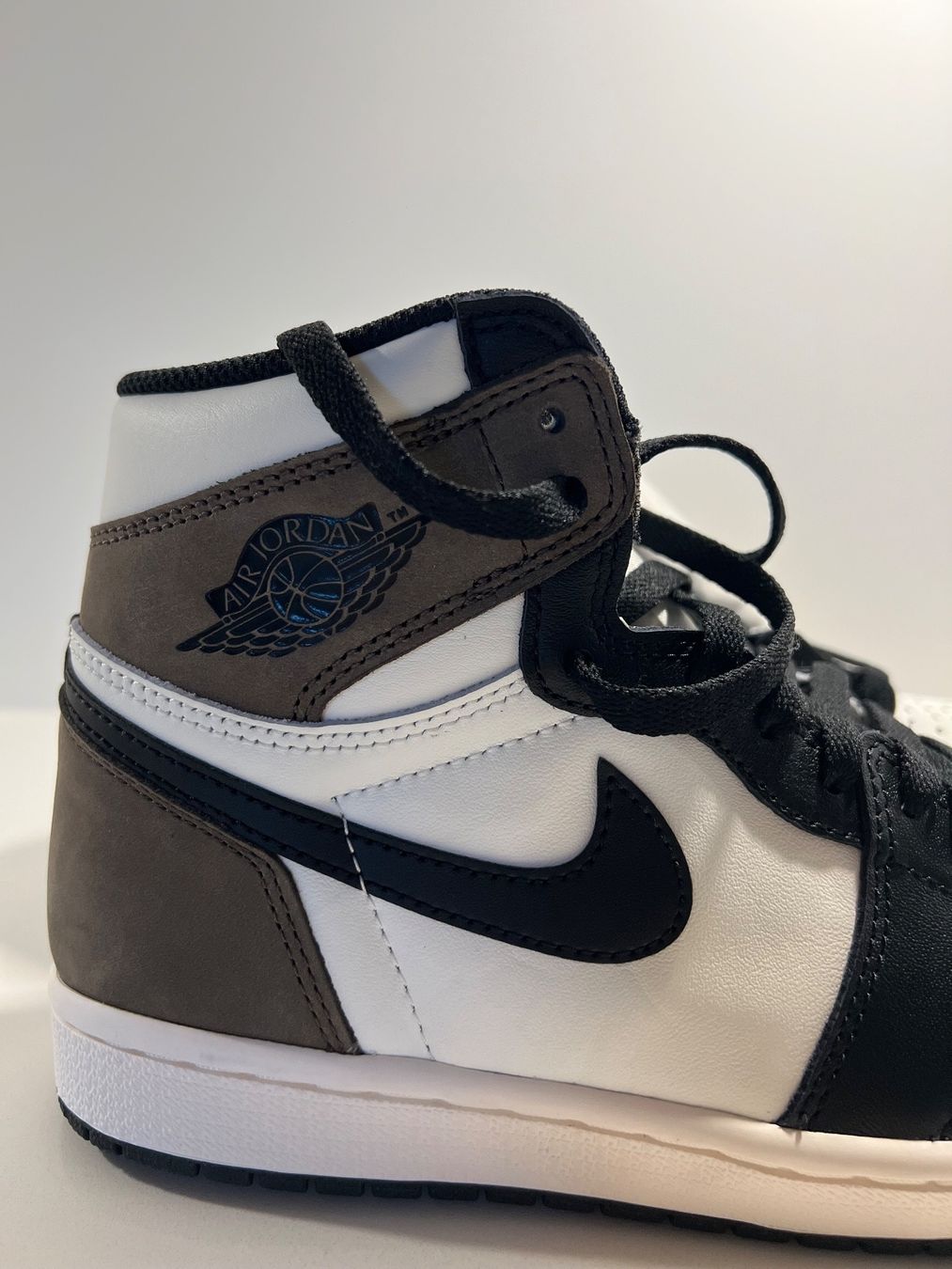 Jordan Herrenschuhe: Air Jordan 1 Dark Mocha – Neu (gemäss Beschreibung) aus Kägiswil von Denxn 3