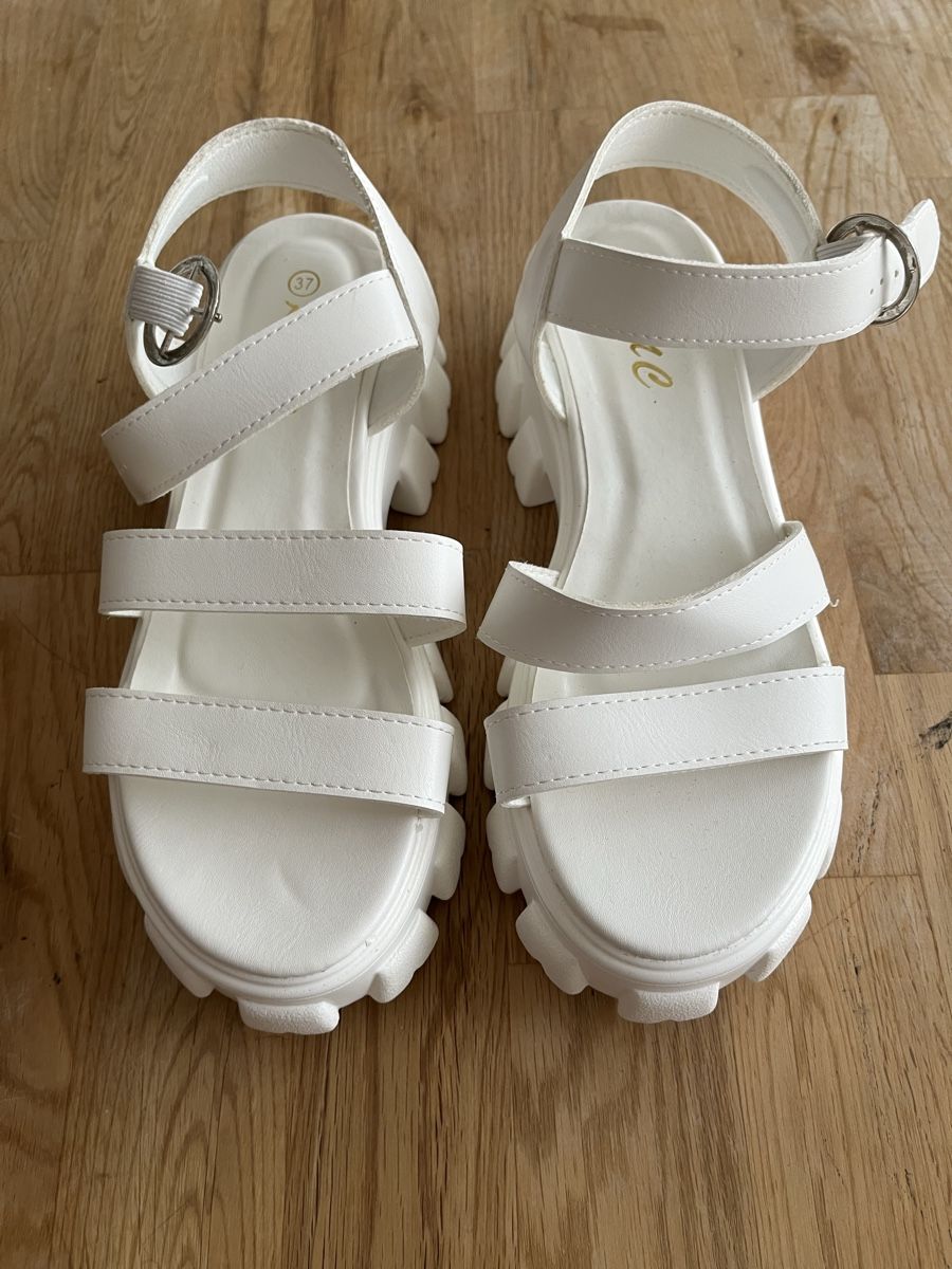 Scarpe da donna: Plateau Sandalen Gr. 37 weiss – Nuovo (secondo la descrizione) da Aarau Rohr venduto da Sara039 1