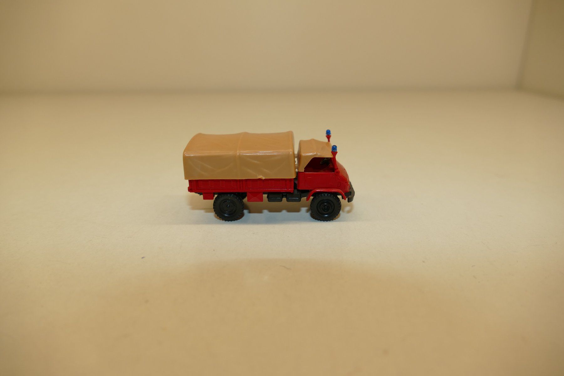 Roco Modellini di ferrovie: Roco H0: Unimog S Feuerwehr – Nuovo (secondo la descrizione) da Niederhasli venduto da Flash32 4