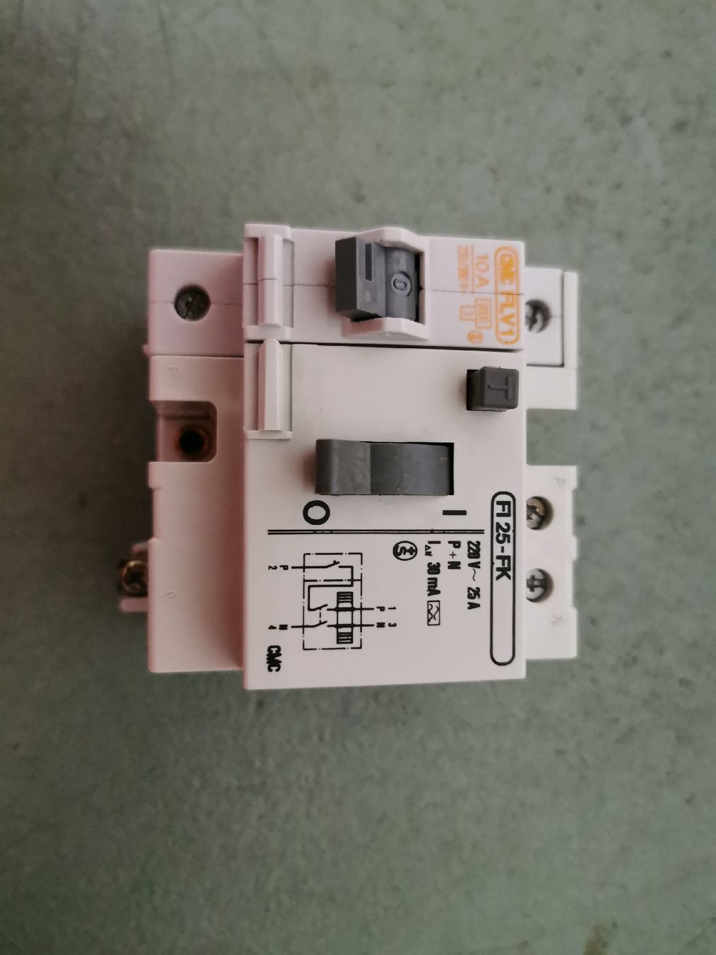 Alimentazione elettrica: Disjoncteur Fi 10A – Usato da Arvillard (Salins) venduto da Cloclo10