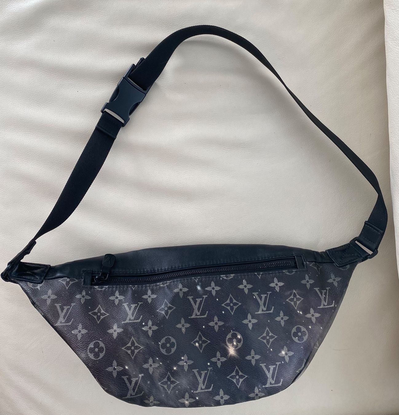 Louis Vuitton Sacs: EYECATCHER - LOUIS VUITTON Bumbag Monogram Galaxy – Neuf (Voir description) à Winkel par ferrari2022 4