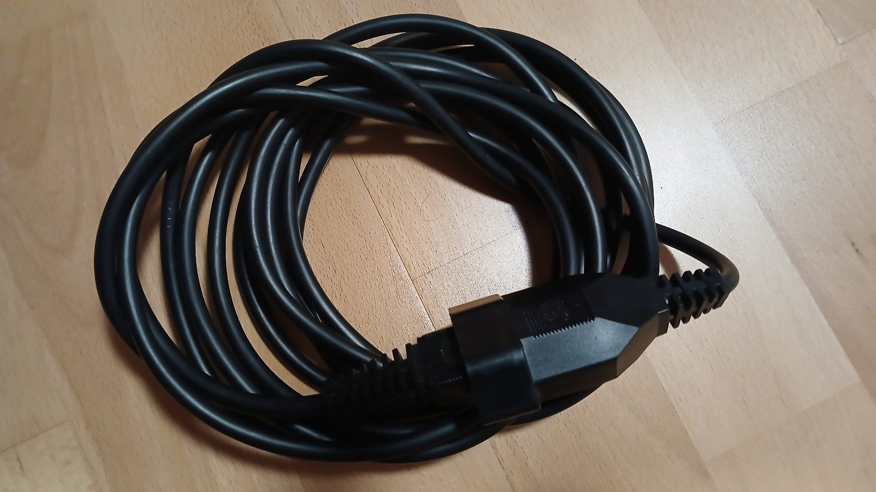 Kabel: Verlängerungskabel 3Fach schwarz 5m – Gebraucht aus hinwil von tho_j6kz 5