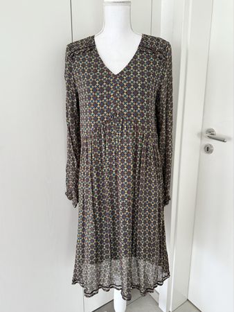Kleid von NILE, Gr. S. Neu. 100%  Viskose.  Midi Kleid.