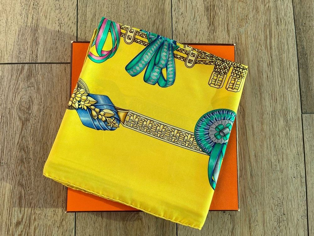 foulard hermes au son du tam tam en soie rose