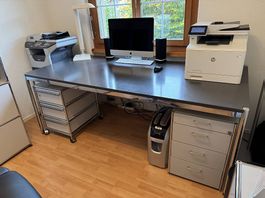 USM Haller Schreibtisch 200 × 90 cm, Ecke leicht beschädigt