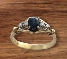 Toller Saphirring mit 4 Diamanten 