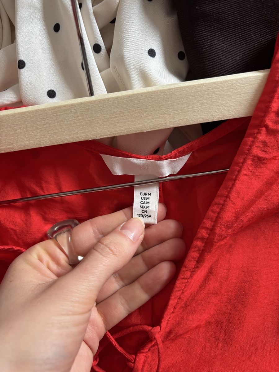 H&M Kleider: Red H&M summer Dress - Size M – Gebraucht aus Wallisellen von eli_v7dn 6