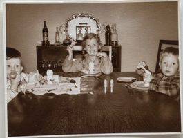 Vernacular Photography 1956 - Kinder am Esstisch