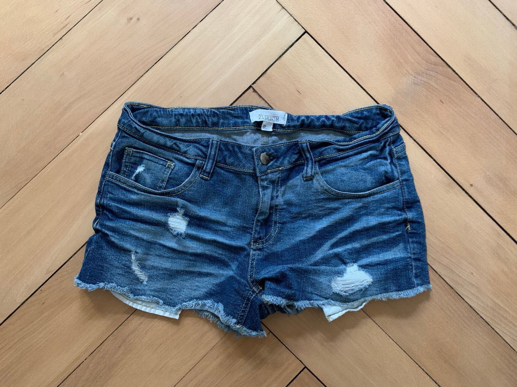 Jeans: FOREVER 21 - Jeansshorts blau 29 – Gebraucht aus Zürich von Diazaio