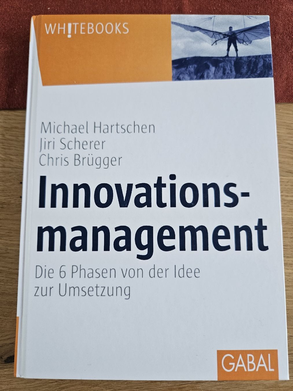 Libri: Innovationsmanagement - Die 6 Phasen - Michael Hartschen – Nuovo (secondo la descrizione) da St. Gallen venduto da Rebiili