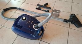 Siemens Beutel Staubsauger iQ300 (VSC3320) mit Zubehör