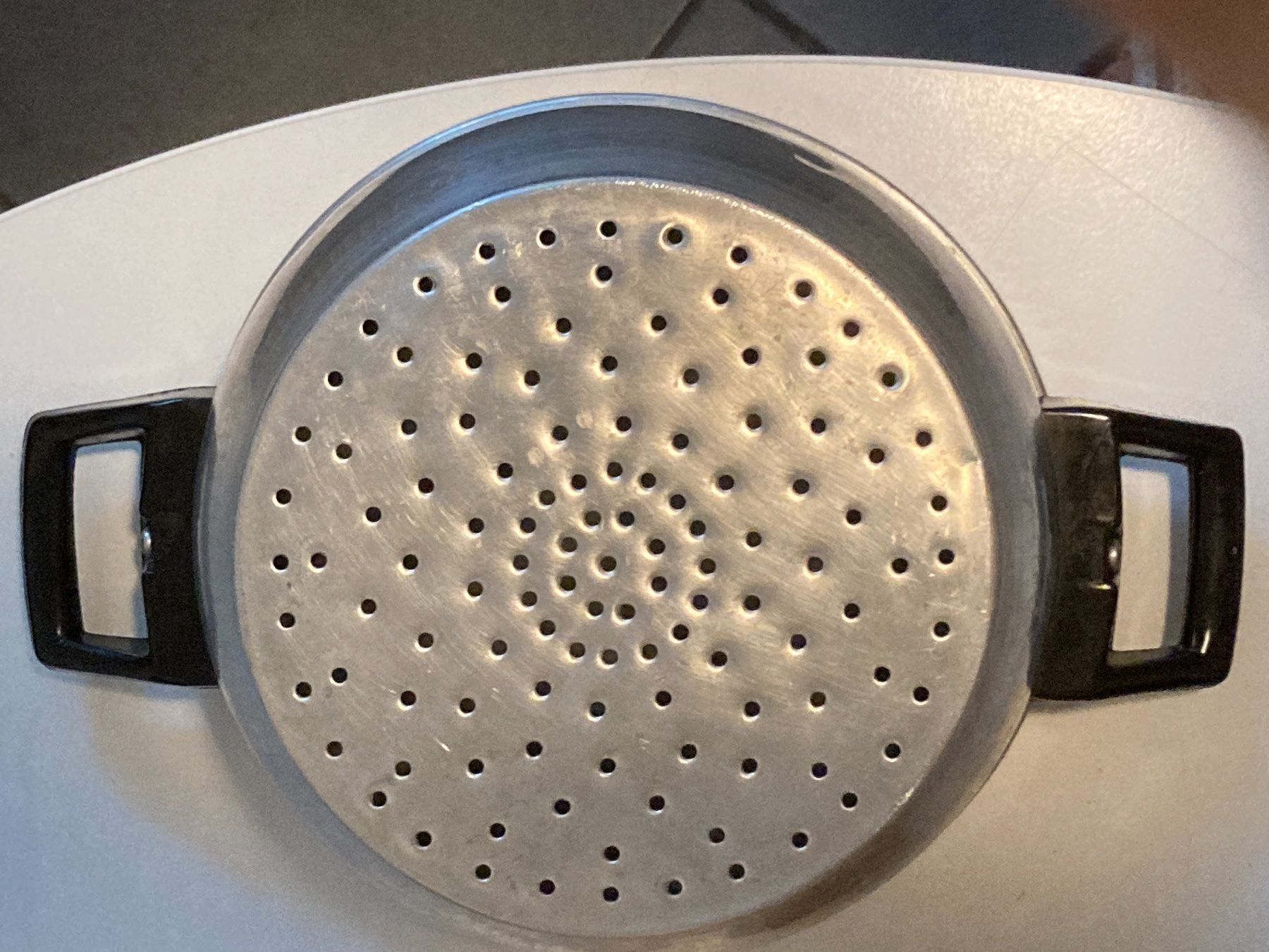 Elettrodomestici da cucina: Altes Löcher-Becken aus Alu – Usato da Zürich venduto da Chaeffeler 3