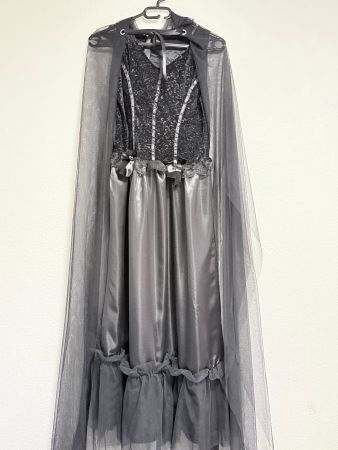 Kostüm, Schwarzes Kleid mit Tunika