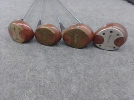 Lot 22 clubs de golf Mac Gregor et Louise Suggs,