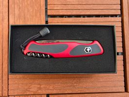 Victorinox Onyx Black Rangergrip 55 mit roten Griffschalen
