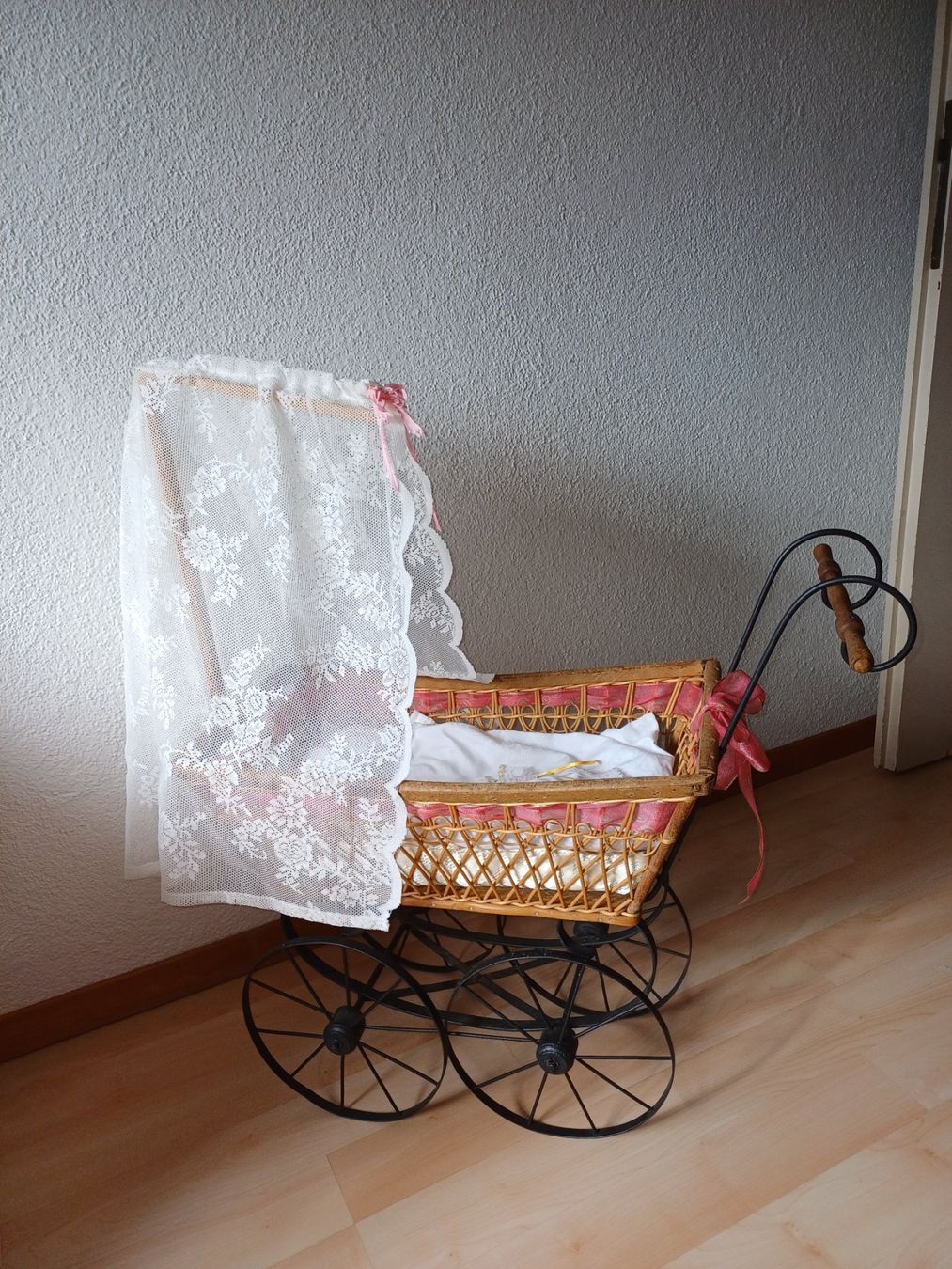 Carrozzine per bambole: Antikes Puppenstubenwägeli – Usato da Rafz venduto da hofgut