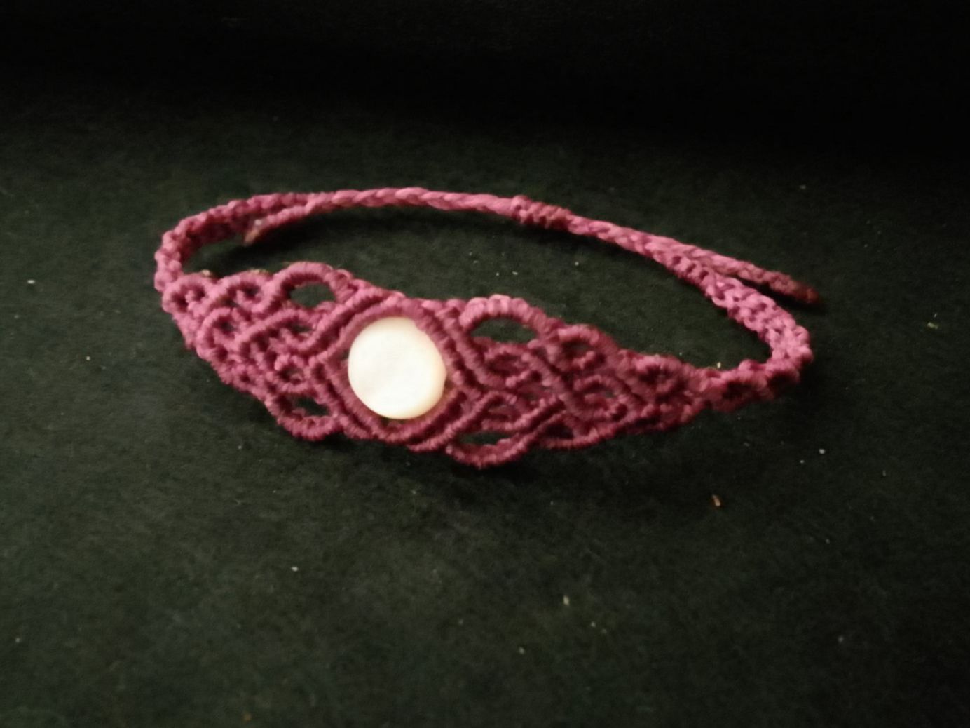 Bracciali & Braccialetti: handgemachtes Makramee Armband mit echter Perlmutt Perle – Nuovo (secondo la descrizione) da Pfäffikon ZH venduto da Emporos_42