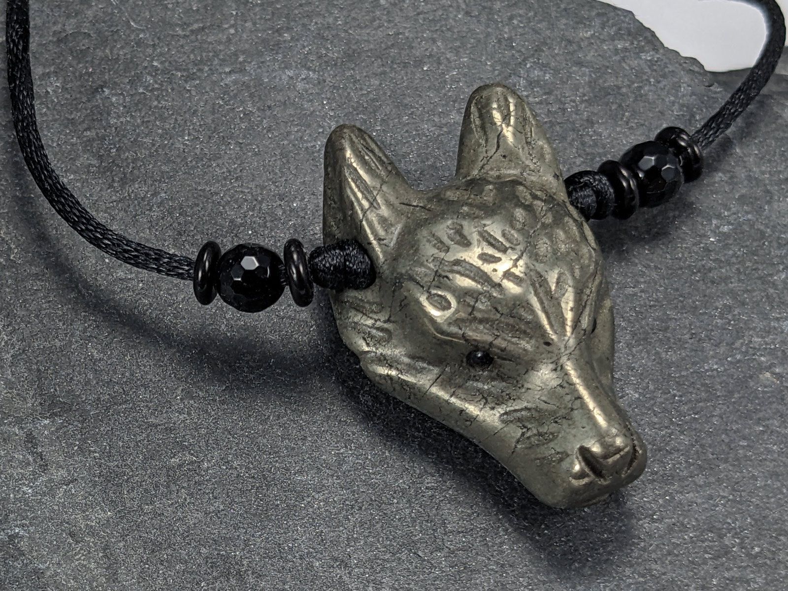 Minerali & Pietre curative: Pyrit Wolfskopf Kette - Wolf Anhänger – Nuovo e nell'imballaggio originale da Meilen venduto da StoneGarden