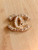 Chanel Brosche Logo goldfarben Perlen gebraucht