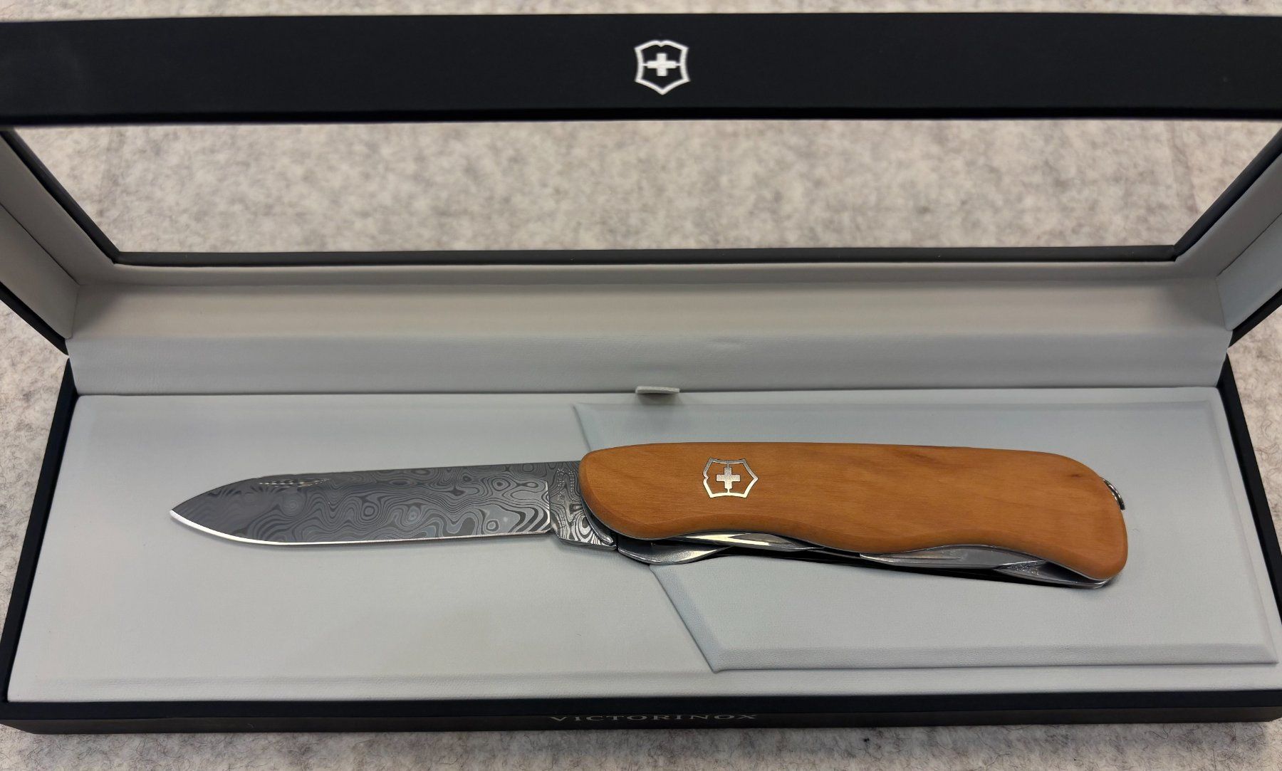 Coltelli tascabile: Victorinox Damast Limited Edition 2022 – Nuovo e nell'imballaggio originale da Birrwil venduto da Hopsasa 1