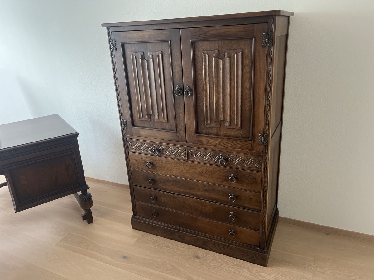 Set di tavolo e panche: Antiker Schreitisch mit Schrank – Usato da Münsingen venduto da mst311 2