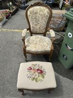 Antiker Sessel mit Hocker bestickt guter Zustand
