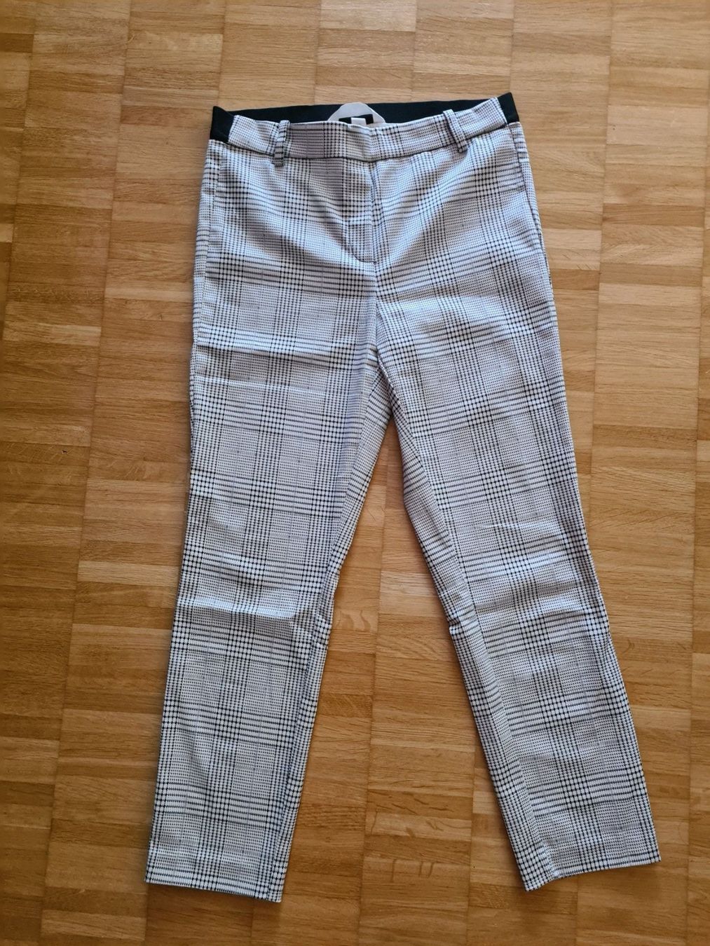 H&M Pantaloni: H&M Damenhose Gr. 38 – Usato da Jona venduto da Good_luck_