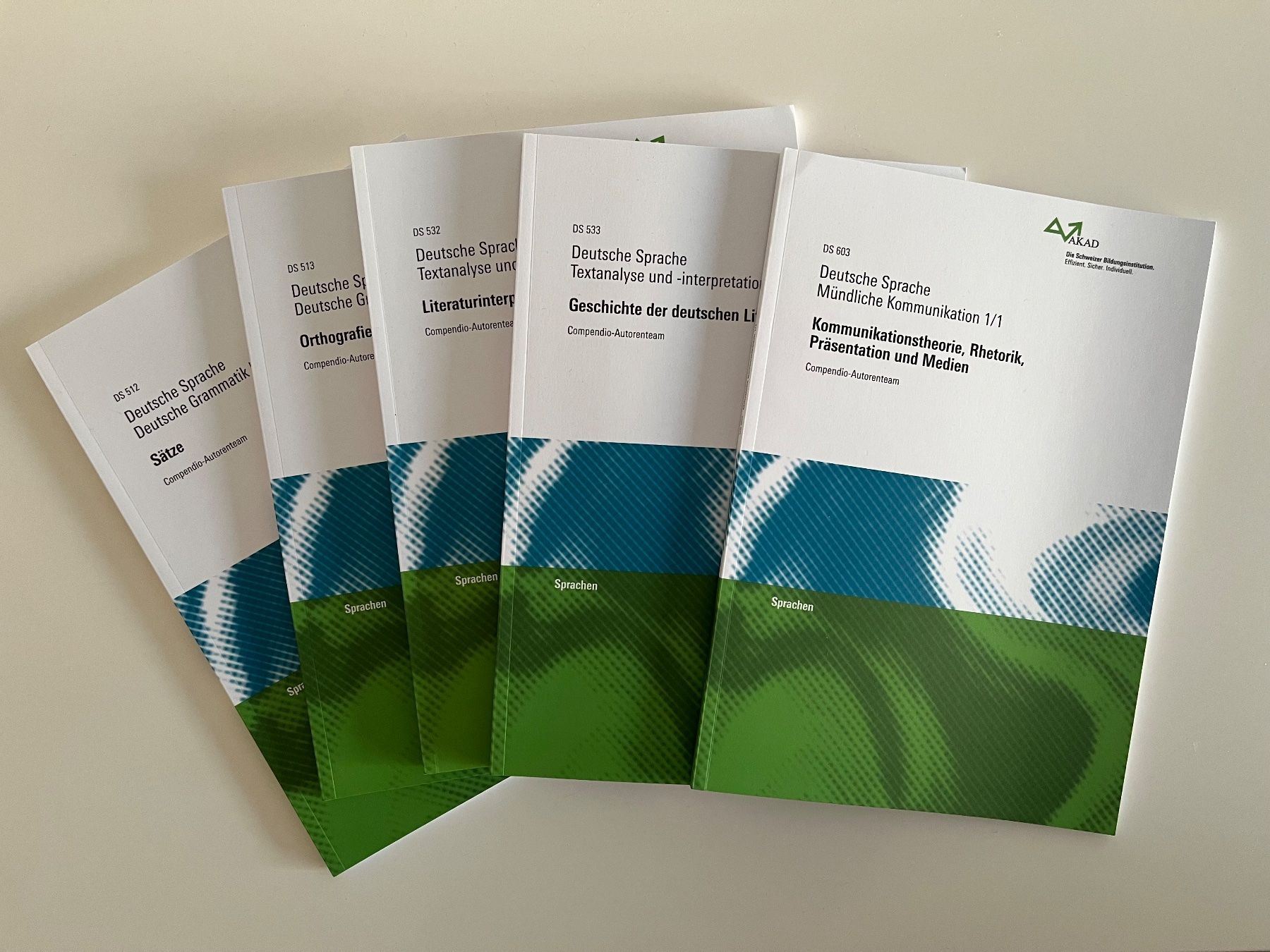 Libri: AKAD Deutsche Sprache 5 Kursbücher - NEU – Nuovo e nell'imballaggio originale da Zollikon venduto da Svch