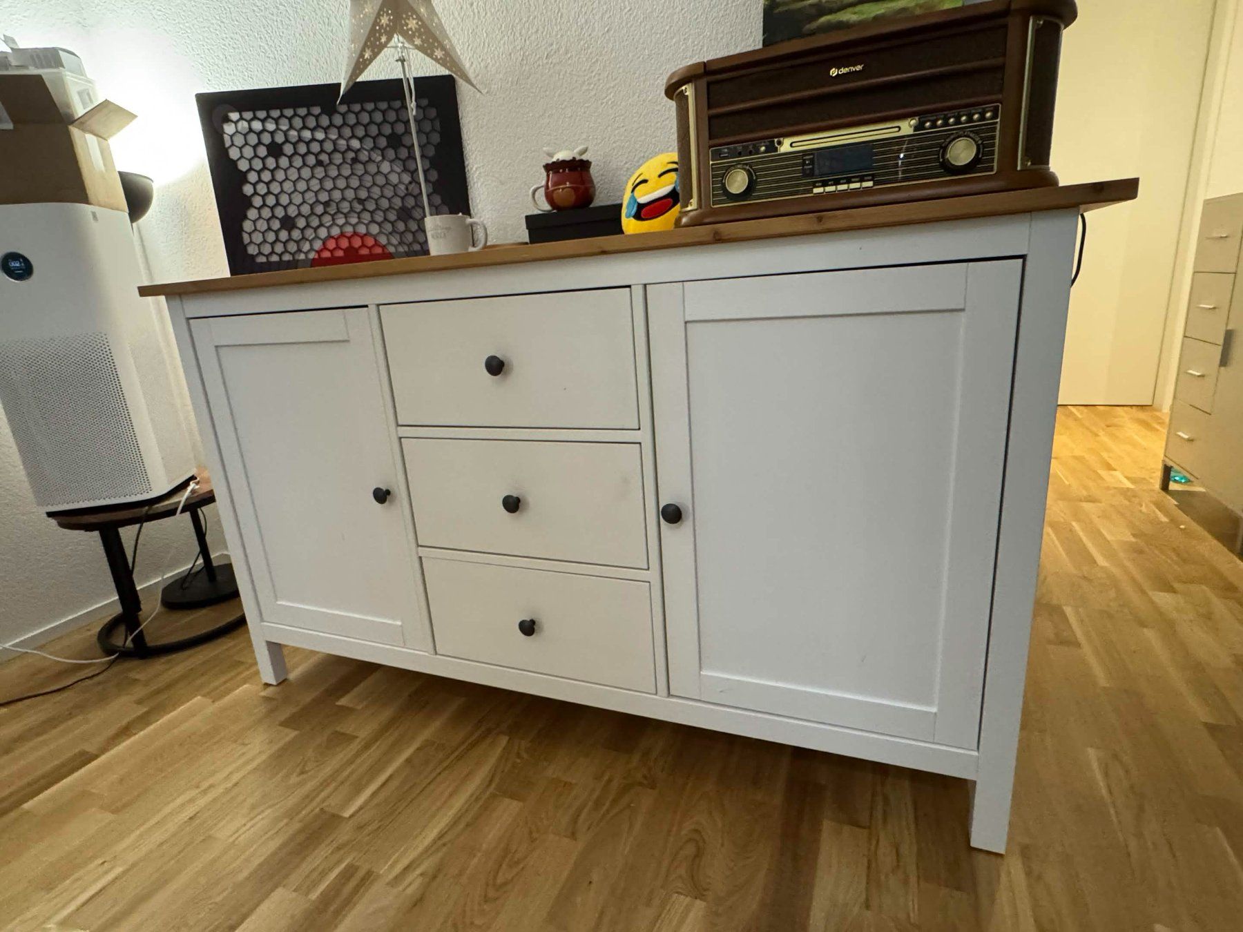 Commodes: HEMNES Sideboard, weiss gebeizt/hellbraun – D'occasion à Kerzers par Beri.i 1