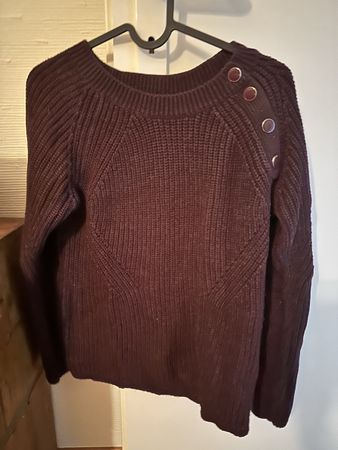 Pull en maille bordeaux avec boutons sur épaule, taille S