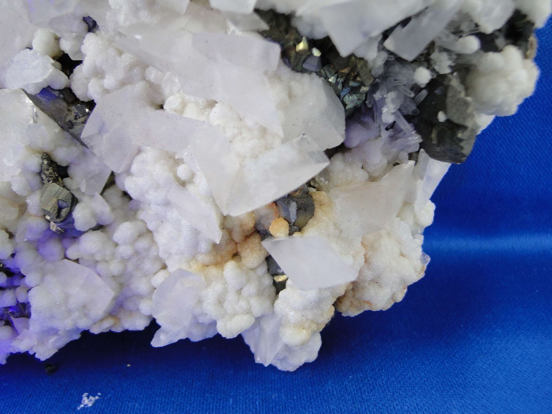 Minerali & Pietre curative: Calcit (UV-Pink) mit Arsenopyrit – Usato da Schinznach Bad venduto da Demerald 4