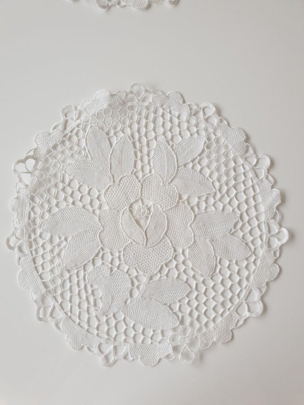 Tutte le decorazioni: Spitzendeckchen Spitzendeckeli 33 cm Spitze weiss, Rosen – Usato da Gossau ZH venduto da LeoniesDeko 1