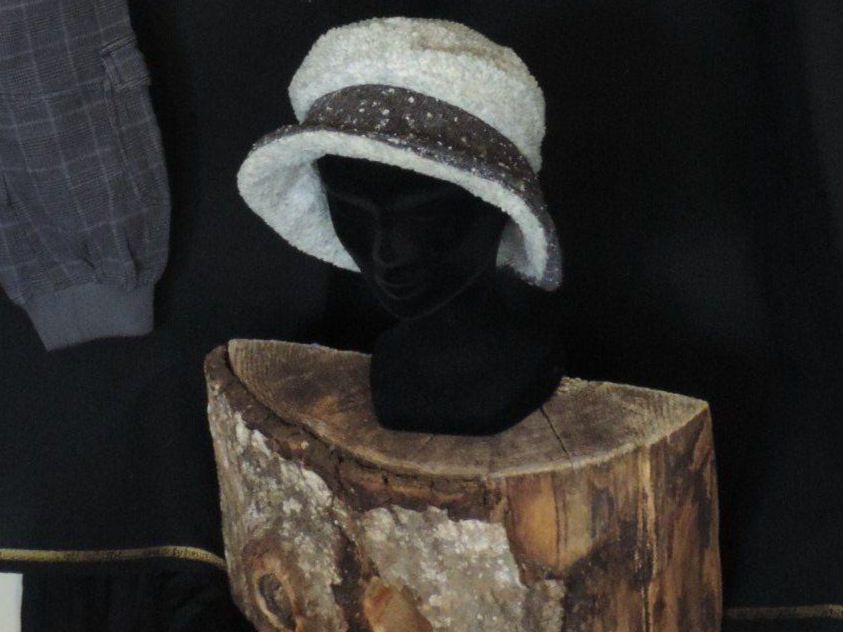 Lotti di vestiti: lot corsaire haut et chapeau gris – Usato da Genève venduto da Axelle333 1