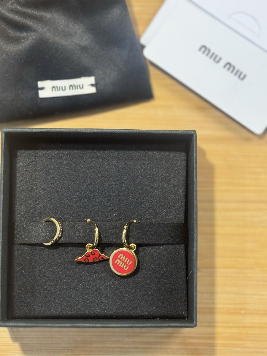 Miu Miu Orecchini pendenti & Orecchini a lobo: Miu Miu Ohrringe Set, Gold, Rot – Usato da Altendorf venduto da Titziani
